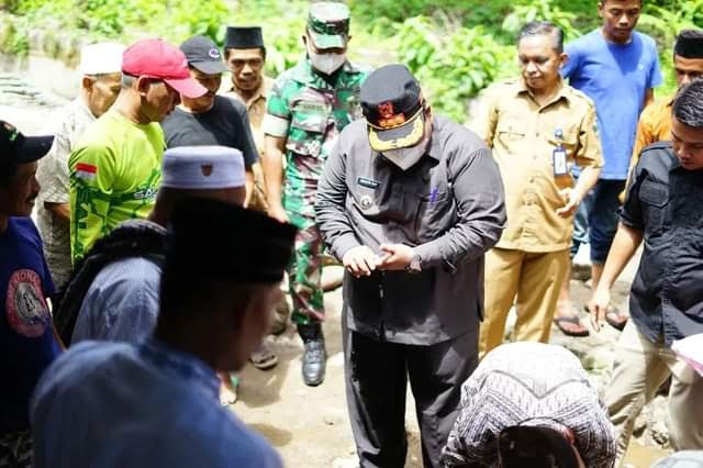Segera Dibangun Jalan Penghubung Anduriang- Pasia Laweh, ”Mari Bersama Menjaga agar Jalan Tidak Cepat Rusak” 1 SOSIALISASI— Bupati saat turun ke nagari memberikan sosialisasi pembangunan dalam daerahnya.