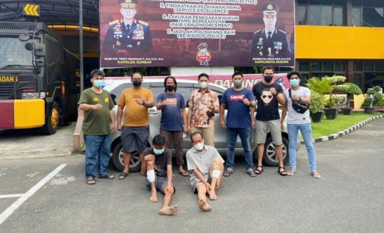 Dpo Rampok Modus Mobil Travel Didor, Man Lambok dan Mamaik Tersungkur 1 PERAMPOK— Sempat DPO, dua komplotan perampok dengan modus mobil travel ditangkap tim Klewang dan dihadiahi timah panas di kakinya