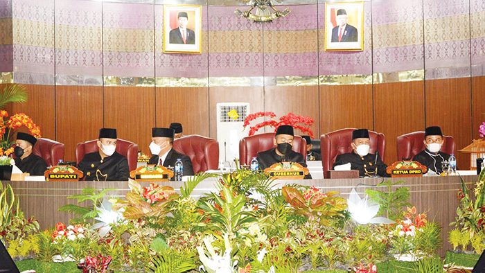 Sidang Paripurna Istimewa HJK Sijunjung ke-73 Catat Sejarah, Momen Penandatanganan MoU Pembangunan UNP di Sijunjung 1 SEBELUM— Ketua DPRD Sijunjung Bambang Surya, Rektor Universitas Negeri Padang (UNP) Prof. Drs. H. Ganefri, Ph.D bersalaman dengan Bupati Sijunjung Benny Dwifa Yuswir Irwan, Waguib Audy Joinaldy sebelum sidang.