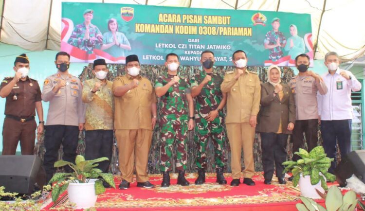 FOTO BERSAMA— Bupati Padangpariaman Suhatri Bur usai kegiatan foto bersama dengan  Dandim 0308 Pariaman, wako dan tamunya lainnya.