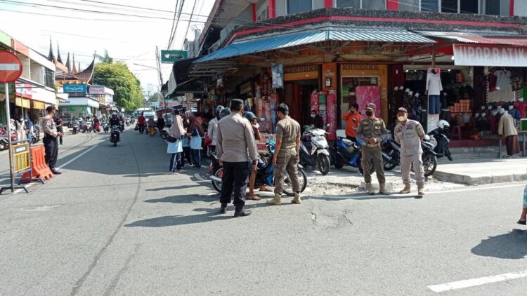30 Orang Tak Bermasker Terjaring Operasi Yustisi di Pasar Pusat Padang Panjang 1 Tim Yustisi kembali melaksanakan razia protokol kesehatan (prokes) di Pasar Pusat Padang Panjang, Senin (21/2).