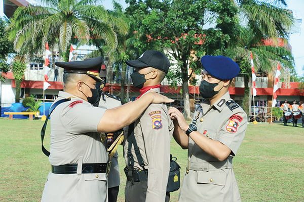 PASANGKAN PANGKAT—Wakapolda Sumbar, Brigjen Pol Edi Mardianto memasangkan pangkat sebagai siswa Bintara Polri yang mengikuti pendidikan di SPN Polda Sumbar.