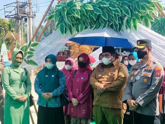 PENILAIAN— Bupati Suhatri Bur saat penilaian dasawisma.