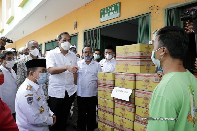 Menteri Perdagangan, Muhammad Lutfi meninjau harga dan distribusi minyak goreng di Pasar Angso Duo, Jambi, Jumat (25/02/2022). Turut hadir pada peninjauan ini Gubernur Jambi, Al Haris.