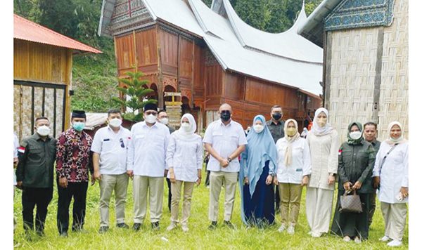 KUNJUNGI DESA WISATA— Anggota DPR RI Andre Rosiade dan rombongan berfoto bersama saat mengunjungi Desa Wisata Kampung Minang Sumpur, Kecamatan Batipuh Selatan, Tanahdatar, Kamis (17/2). Selain itu, Andre juga menyerahkan bantuan untuk Masjid Abrar, Jorong Nagari sebesar Rp50 juta.