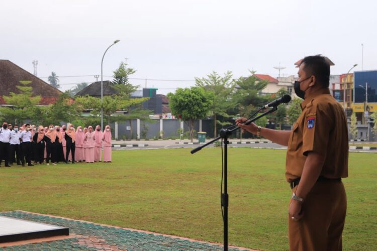 AMANAT—Asisten II Sekdako Payakumbuh Elzadaswarman menyampaikan amanat dalam apel pagi.