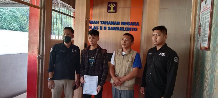 DIJEMPUT— Mualaf Ali Akbar ketika dijemput Zulfahmi di Rutan Kelas II B Sawahlunto.