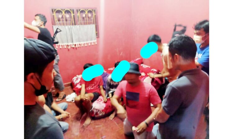 PESTA SABU— Polisi menangkap ayah dan dua anaknya saat pesta sabu di dalam rumahnya  di Jorong Subarang Pasar Manggilang, Kecamatan Pangkalan Koto Baru.