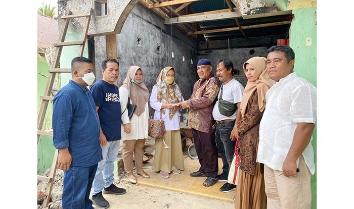 SERAHKAN BANTUAN— Pengurus DPD 
Gerindra Sumbar menyerahkan bantuan dari Anggota DPR RI Andre Rosiade untuk 
keluarga korban kebakaran di Sawahan Timur, Padang Timur, Kota Padang.