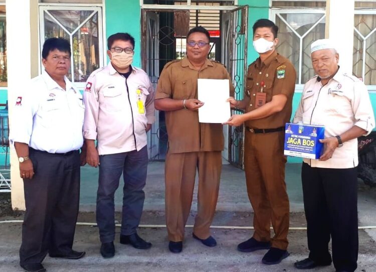 AUDIT DANA BOS— Inspektur Hendra Aswara  saat melaksanakan audit penggunaan dana BOS di salah satu sekolah.