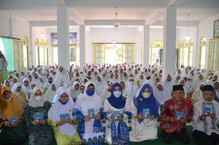 WIRID--Peserta wirid BKMT Kecamatan Lubuk Basung yang menggelar wirid bulanan di Masjid Al-Azhar.