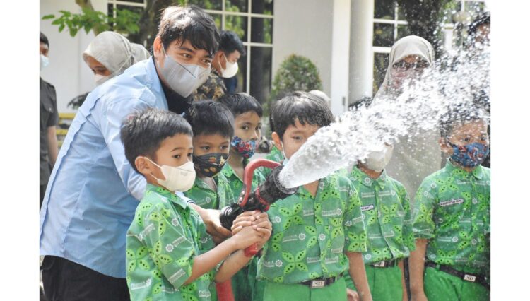 MEMADAMKAN API— Salah seorang petugas BPK PT Semen Padang mengajarkan teknik memadamkan api k
epada siswa SD IT Permata Kita, di GSG PT SP, Senin (21/2).