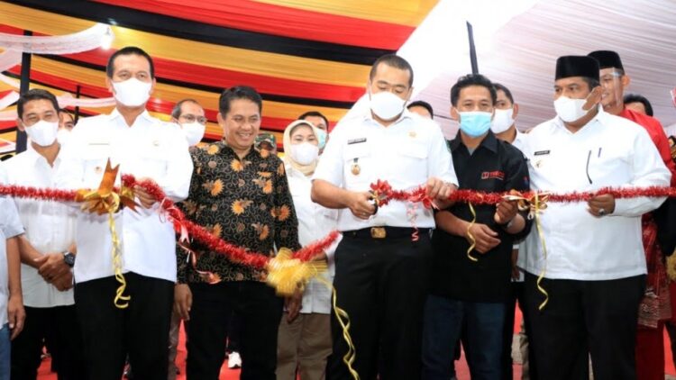 PERESMIAN— Wako Pariaman Genius Umar, Bupati Padangpariaman Suhatri Bur dan Wagub Sumbar Audy Joinaldy saat meresmikan acara.