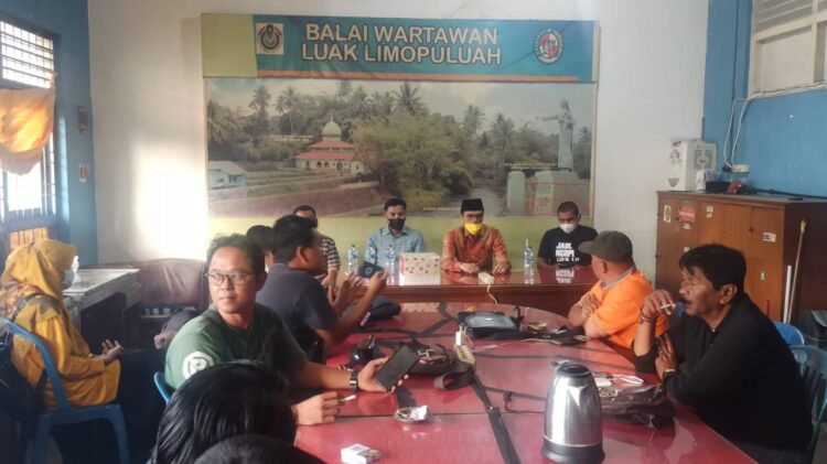 KUNJUNGI BALAI WARTAWAN— Bupati Limapuluh Kota Safaruddin mendatangi Balai Wartawan untuk mengucapkan selamat HPN.