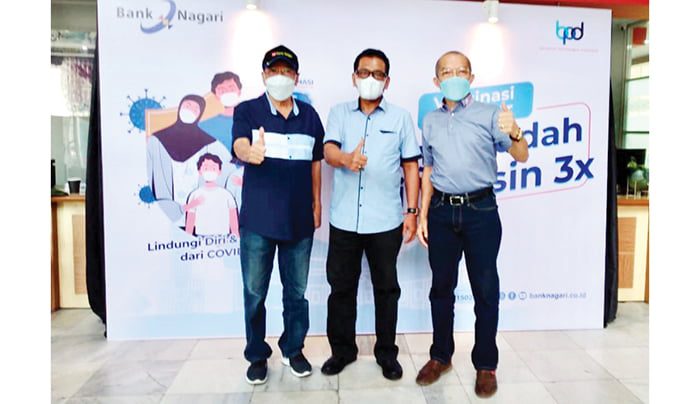 VAKSINASI BOOSTER— Dirut Bank Nagari M Irsyad (tengah), Komisaris Bank Nagari Manar Fuadi (kanan) dan mantan direksi Bank Nagari Anis Muchtar berfoto saat acara vaksinasi Covid-19 di Kantor Pusat Bank Nagari, jalan Pemuda, Padang.