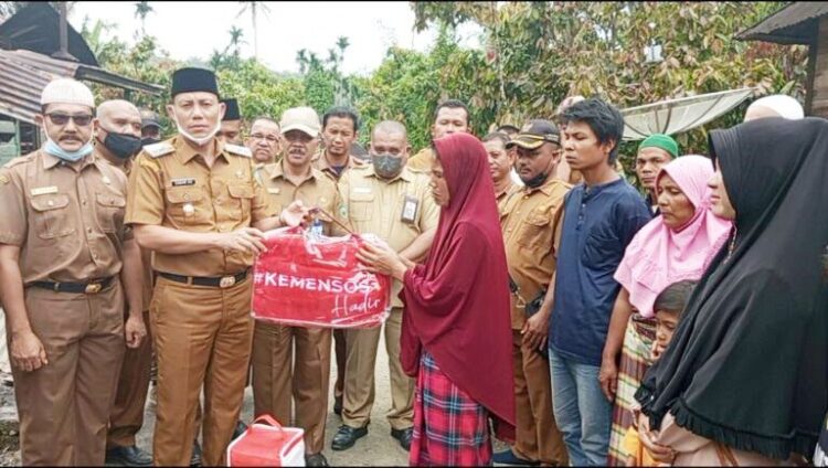 SERAHKAN BANTUAN— Wakil Bupati Pasaman Sabar AS usai membuka Musrenbang tingkat kecamatan di Nagari Simpang Tonang, Kecamatan Duo koto, menyerahkan bantuan untuk warga.