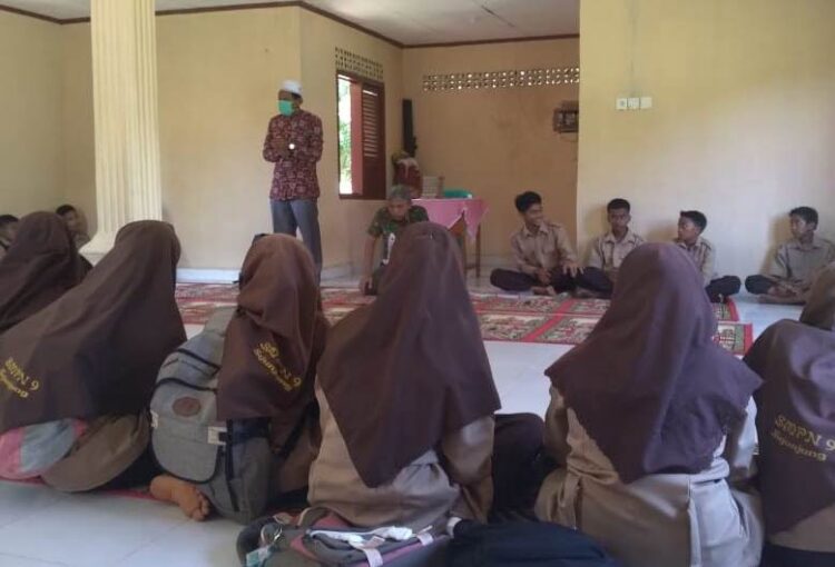 BELAJAR TAHFIZ— Guru Tahfiz di SMPN 9 Sijunjung, Ustadz Lalu Zulkarnain saat menggelar pembelajaran tahfiz kepada siswa.