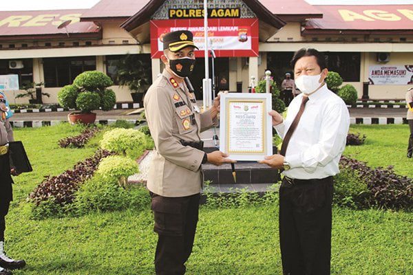 PENGHARGAAN— Kapolres Agam, AKBP Dwi Nur Setiawan terima penghargaan Presisi Award dari Lembaga Kajian Strategis Kepolisian Indonesia (Lemkapi) atas dedikasi dan loyalitasnya dalam menjalankan tugas di institusi Polri.