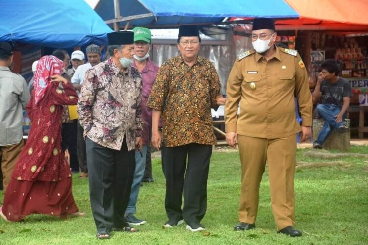 BERDAMPINGAN—Wabup Richi jalan berdampingan dengan mantan Wakil Bupati.