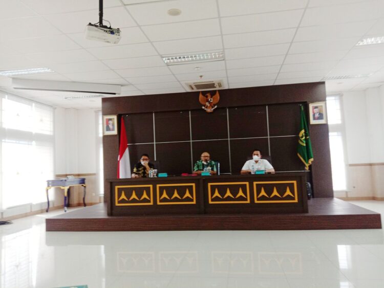 PERPISAHAN—Anwarudin Sulistyono saat perpisaham dengan wartawan peliput Kejati Sumbar, Jumat (25/2) dan juga memberikan kenang-kenangan kepada wak media. Dikesempatan itu hadir juga Asisten Imtelijen (Asintel) Mustaqpirin dan Asdatun Khaidir.