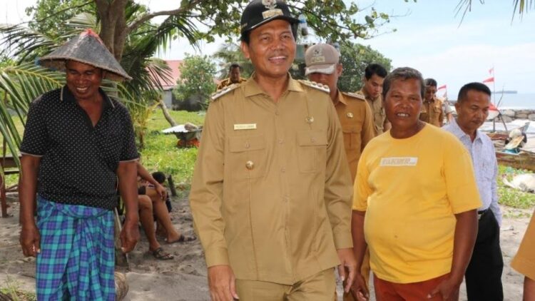 TINJAU— Wako Pariaman Genius Umar saat tinjau pembangunan jalan.