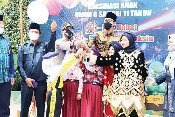 LUNCURKAN— Wako Bukittinggi Erman Safar bersama unsur Forkopimda resmi melaunching gerakan vaksinasi anak 
usia 6-11 tahun.