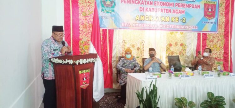 BIMTEK— Bupati Agam Andri Warman memberikan sambutan saat Bimtek peningkatan ekonomi perempuan se- Kecamatan IV Koto, di Mutiara Quest House, Sabtu (12/2).