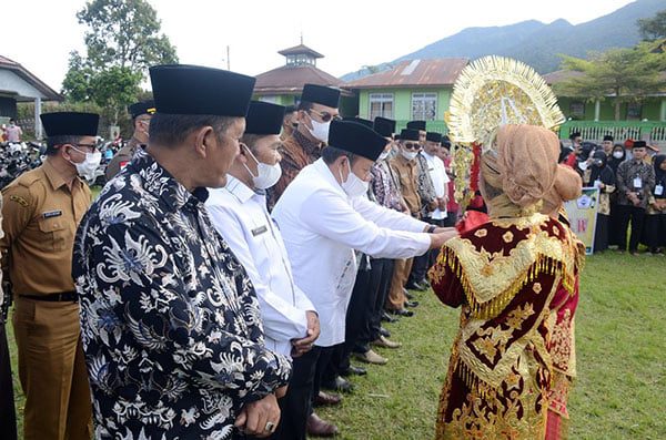SIRIH CARANO—Bupati Agam Andri Warman disambut dengan sirih dalam carano saat membuka MTQ Nasional IV Tingkat Kecamatan Sungai Pua.