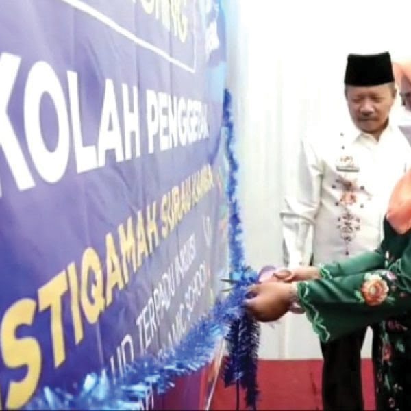 LAUNCHING SEKOLAH— Bupati Agam Dr. H. Andri Warman, didampingi Bunda PAUD Ny. Yennita Andri Warman melaunching Sekolah Penggerak TK Istiqomah Surau Kamba, Nagari Ampang Gadang.