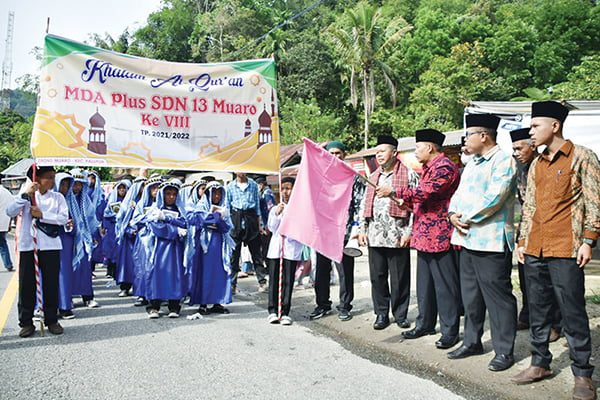 PAWAI KHATAM AL QURAN— Bupati Agam, Dr. H. Andri Warman saat lepas pawai Khatam Al Quran di Muaro, Nagari Koto Rantang, Kecamatan Palupuah, Minggu (13/2.)