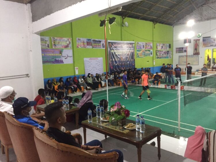 Bupati Cup Se-Sumbar Resmi Ditutup 1 Bupati Agam diwakili oleh Kepala Dinas Kesehatan Kabupaten dr. Hendri Rusdian M.Kes menutup secara resmi Open Turnamen Kejuaraan Bulu tangkis Bupati Cup Se-Sumatera Barat.