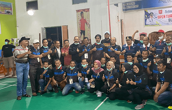 FOTO BERSAMA— Bupati Agam Andri Warman berfoto bersama dengan panitia open turnamen Bulutangkis Bupati Cup 2022 yang dilaksanakan di GOR Medi Ujung Labuah Nagari Lubuk Basung.