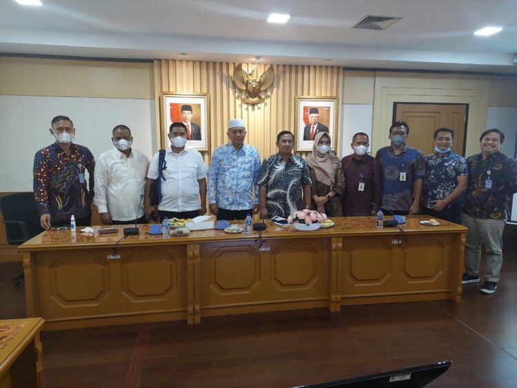 KUNJUNGAN—Bupati Pasbar H.Hamsuardi didampinggi Kadis Koperasi dan UMKM Pasbar Fahrein dan pihak Kemenkop, saat berkunjung ke kantor Kemenkop.