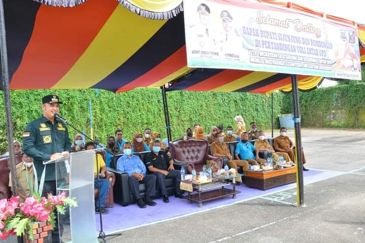 PEMBUKAAN— Bupati Sijunjung Benny Dwifa Yuswir membuka turnamen bola voli dalam memeriahkan HJK Sijunjung yang ke-73 tahun 2022.