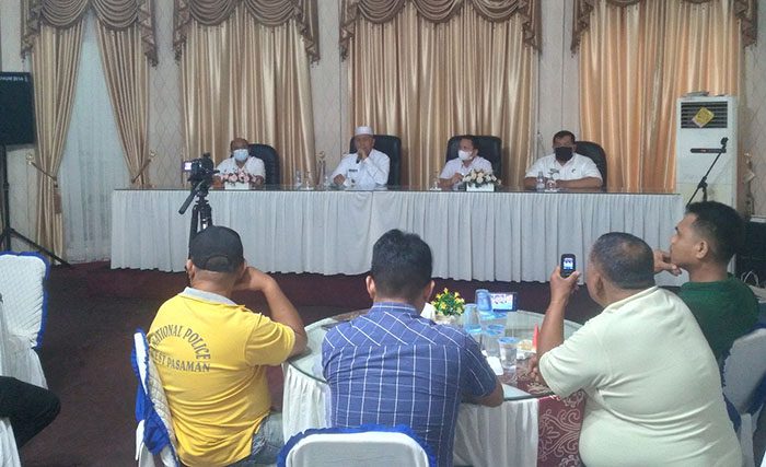 JUMPA PERS—Bupati Pasaman Barat (Pasbar), H. Hamsuardi saat jumpa pers tentang pemanggilan dirinya ke Ditrekrimsus Polda Sumbar baru-baru ini.