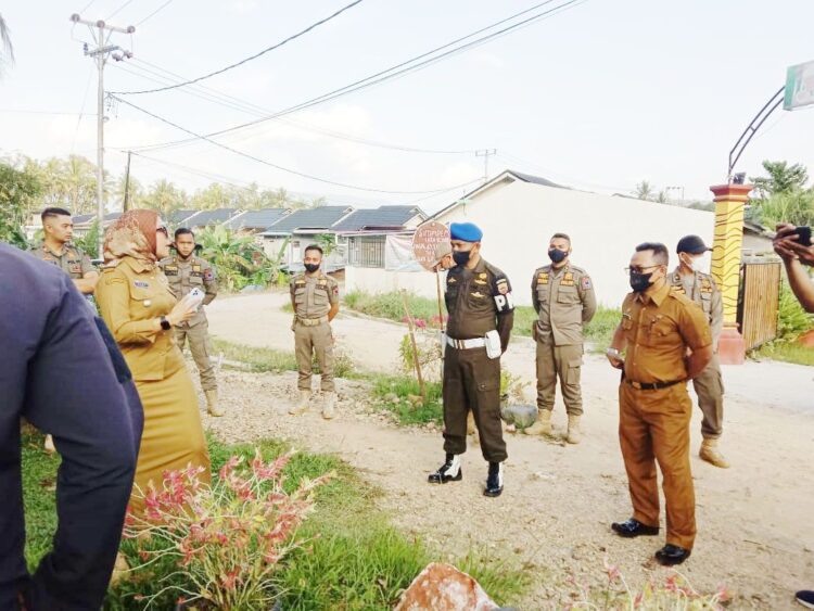 FASUM—Camat Payakumbuh Timur Dewi Novita bersama aparat terkait mencoba menyelesaikan polemik fasum bersama Polri, TNI dan Lurah dan tokoh masyarakat setempat.