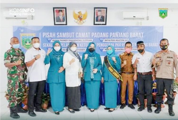 FOTO BERSAMA—Camat dan Ketua TP-PKK PPB usai kegiatan foto bersama.