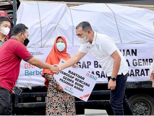 BNI Serahkan Bantuan Sembako Untuk Korban Gempa di Pasaman Barat 1 PT Bank Negara Indonesia Persero Tbk (BNI) Wilayah 02 mengirimkan dan menyerahkan sejumlah bantuan sembako kepada Kabupaten Pasaman Barat yang terdampak bencana gempa bumi bermagnitudo 6,1 pada kedalaman 10 km .