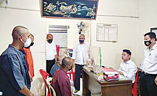 5 Pekerja Sekongkol Curi Kerupuk Milik Juragan di Kabupaten Limapuluh Kota 1 CURI KERUPUK— Para pekerja yang mencuri kerupuk milik juragannya menjalani pemeriksaan di Mapolres Payakumbuh usai ditangkap.