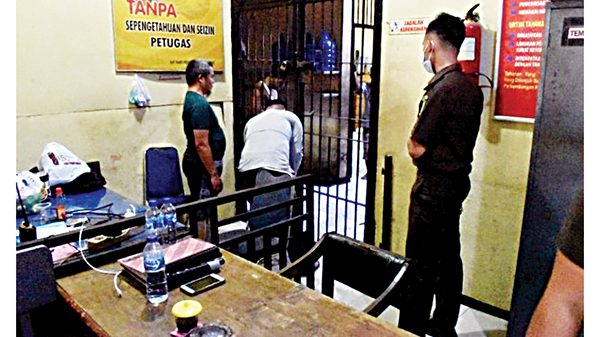 DITAHAN— Petugas Kejaksaan mengantarkan Direktur CV Putra Sejati inisial RM yang berstatus tersangka korupsi pembangunan lapangan tenis ke Polres Pasbar untuk ditahan.