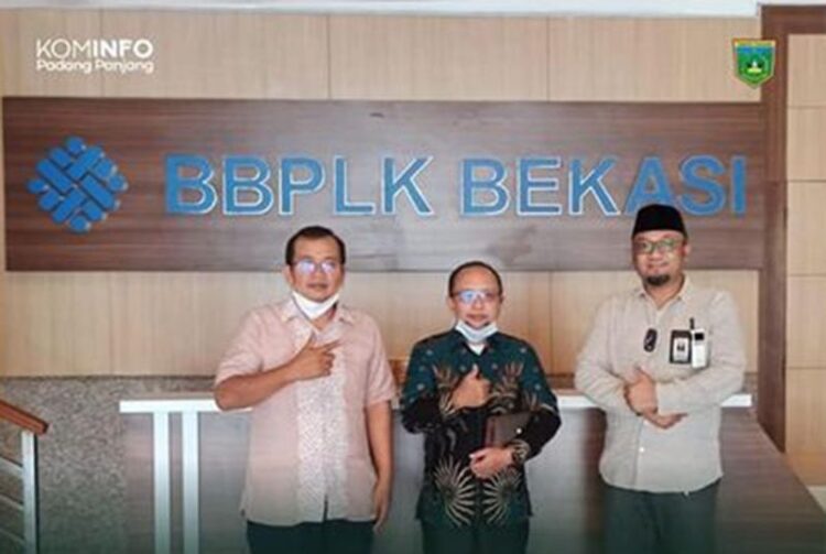 BERTEMU—Kepala DPMPTSP, KotaPadangpanjang Ewasoska, SH, bertemu dengan Kepala BBPLK Bekasi, Herman Bija di kantornya.