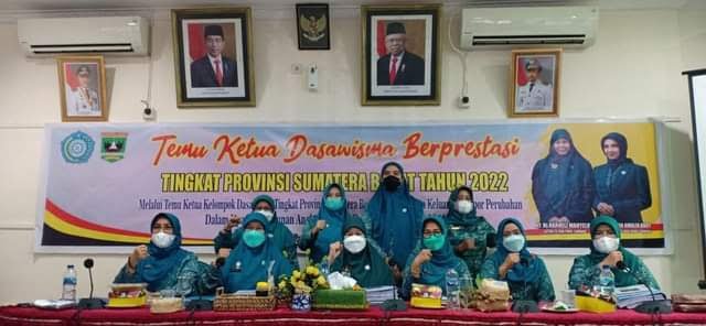 TIM PENILAI—KetuaTP PKK Yusrita Suhatri Bur saat bersama tim penilai.