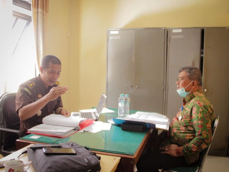 Terkait Dugaan Dana Hibah KONI Padang, Mantan Sekda Diperiksa Jaksa 1 DIPERIKSA--Mantan Sekdako Padang Amsrul diperiksa sebagai saksi dugaan korupsi di KONI Padang tahun 2018-2020 oleh Kasi Pidsus Kejari Padang Therry Gutama, Kamis (3/2).