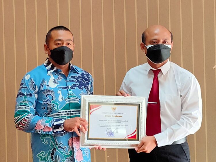 SERAHKAN—Wakil Gubernur Sumatera Barat, Audy Joinaldy serahkan penghargaan pada Diresnarkoba Polda Sumbar Komabes Roedi Yulianto.