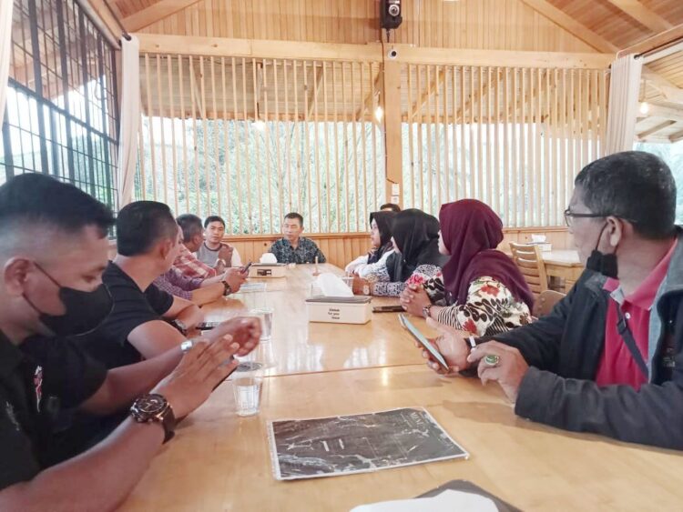 JUMPA PERS—Dirut BPR Syariah Haji Miskin dan Kacab Payakumbuh serta nasabah melakukan jumpa pers. Membantah bahwa pihaknya tidak pernah melecehkan profesi wartawan.