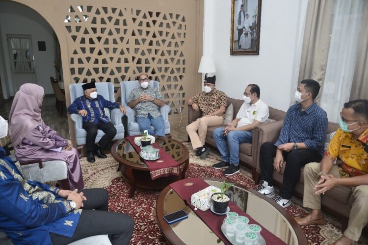 DIALOG—Wakil Wali Kota Sawahlunto Zohirin Sayuti saat menerima tamunya untuk melakukan dialog demi pengembangan pariwisata di Sumbar.