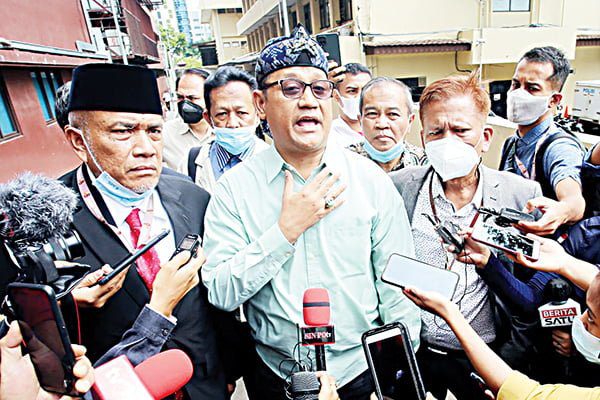Edy Mulyadi datang ke Bareskrim Polri memenuhi panggilan untuk diperiksa di Bareskrim Jakarta Senin 31 1