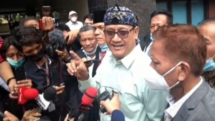 DATANGI BARESKRIM— Edy Mulyadi saat mendatangi Bareskrim Polri memenuhi panggilan penyidik.