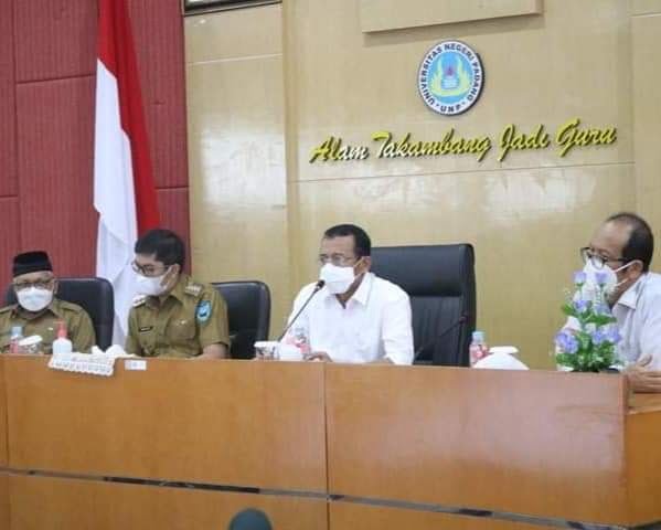 Ajukan Penambahan Prodi, Rektor UNP dan Jajaran Bertemu Wako 1 PERTEMUAN—Rektor UNP Ganefri dan jajarannya bertemu dengan Wali Kota Sawahlunto Deri Asta, Wakil Walikota Zohirin Sayuti dan Sekretaris Daerah Kota Ambun Kadri serta beberapa kepala dinas terkait.