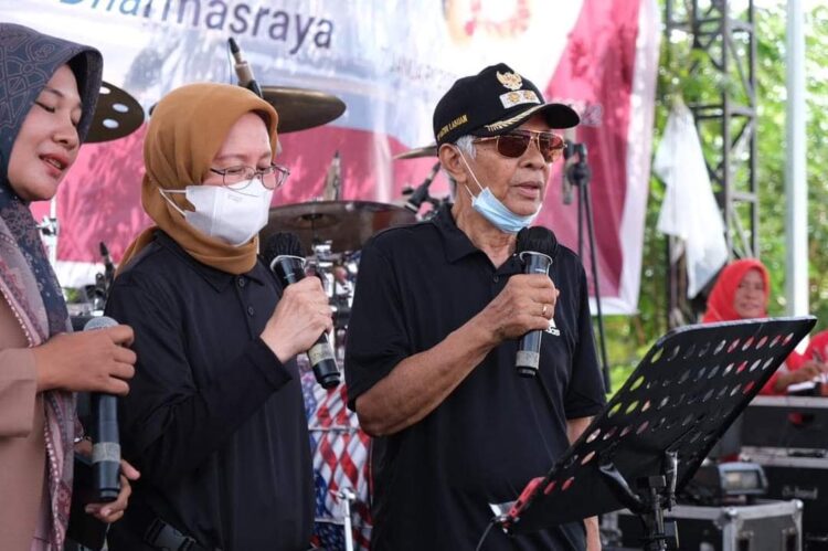FOTO KENANGAN— Kenangan disaat Wabup Dasril Panin Dt Labuan bernyanyi bersama Ny. Mega Dasril Panin dalam rangka memeriahkan HUT Dharmasraya ke-18 di Gunung Medan.